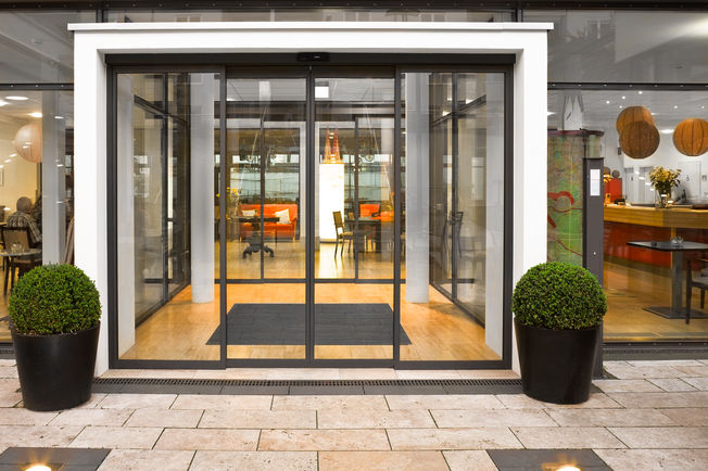 自动平移门机 SL-BO, 安装在位于科隆的 AWO 自动平移门系统 用于具有紧急逃生功能的紧急疏散和救生通道