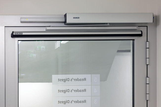 Slimdrive EMD-F + GC 334 + RSZ 6, Z-UP 这些解决方案的组合使得能够打造易通行性，同时提供烟和防火保护功能。