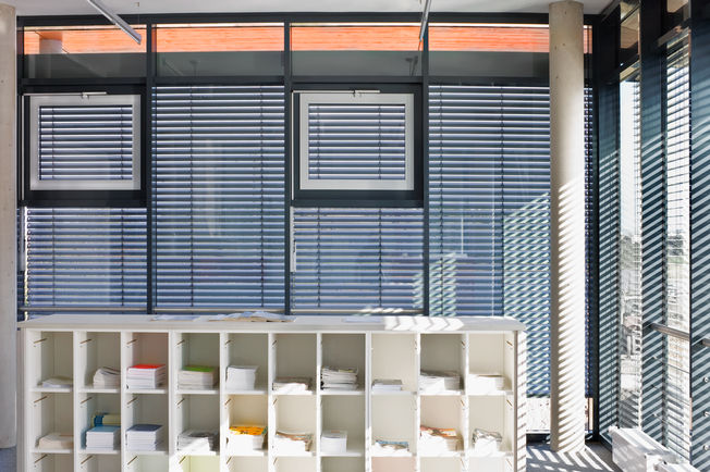 OL 90 N 带手柄，Alfter 艺术学院 平放纤薄天窗开窗器 开门宽度 170 mm