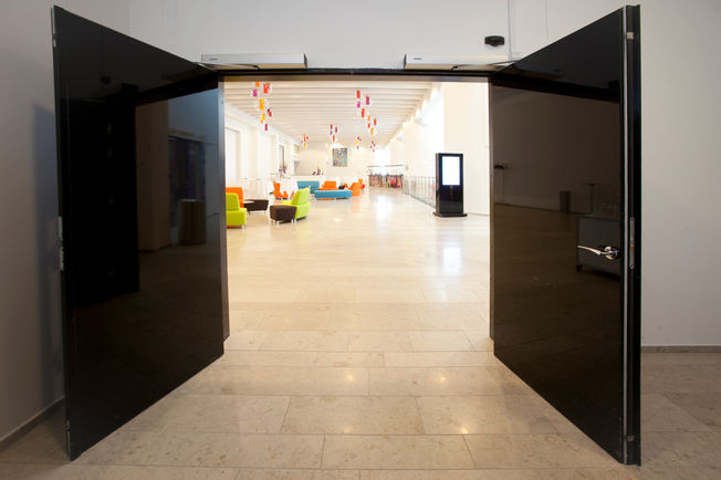 平开门机 - Slimdrive EMD F-IS, 哥本哈根 Tivoli 会议中心 用于带有集成机械式闭门顺位控制的双扇防火隔烟门的机电平开门系统