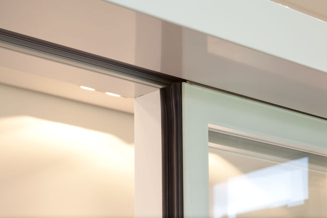 自动平移门机 Slimdrive SL NT 具有集成式全玻璃系统(IGG) 安装带有集成式全玻璃系统 (IGG) 的自动平移门机 Slimdrive SL NT，在位于 Leonberg 的 GEZE GmbH 公司大楼中