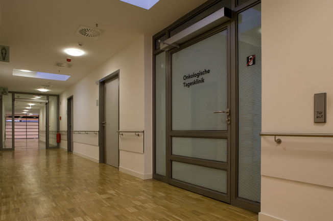 TSA 160 NT-F — Robert Bosch 医院机电平开门机系统，斯图加特 用于单扇防火隔烟门、遇阻回弹检测障碍物并返回开启位置的电液平开门机