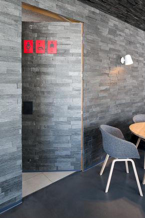 闭门器 Boxer 在斯图加特 Killesberghöhe 区的厕所门上。 隐藏式闭门器，适用于门扇宽度最大达 1400 mm 的单扇门 闭门器嵌入门扇和门框中，满足最高设计要求。 液压闭锁能够在即将达到关闭位置之前加快门速度。