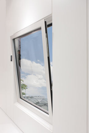 Integrated chain drive E 970 and E 905 / E 906 and safety scissor stays Integrated chain drive E 970 and E 905 / E 906 and safety scissor stays in a residential building