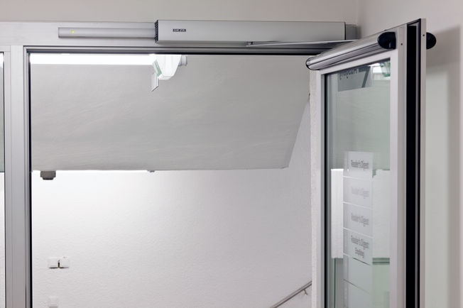 Slimdrive EMD-F + GC 334 + RSZ 6, Z-UP 这些解决方案的组合使得能够打造易通行性，同时提供烟和防火保护功能。