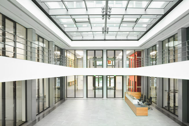 闭门器 TS 5000 L-R-ISM, 安装在科隆的 Generali Deutschland AG。 上置滑尺式闭门器 TS 5000 L-R-ISM，用于带集成式隐形顺闭器的双扇门，安装在合页异侧的门扇上。 一旦发生火灾，集成式烟雾探测器将作出反应，门将关闭自动。