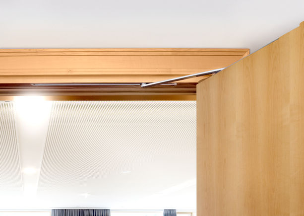 平开门机 ECturn Inside 柏林华道夫酒店 带点动闭锁的无障碍单扇门的集成式电液平开门机，在关闭位置前加快门移动速度 此外，配置有障碍物探测功能，带障碍物探测功能，通过触摸检测障碍物，并停止打开和关闭过程