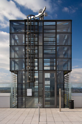 平开门机 - TSA 160 NT, Robert Bosch 医院 TSA 160 NT 内置了遇阻回弹，它探测到障碍物后返回开启位置。 另外，还具有推即走功能，手动轻微按压门扇后，可以触发门机自动装置。