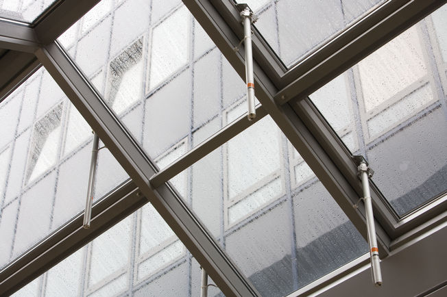 E 1500 spindle drive Spindle drive with slim dimensions for heavy leaves in façade and roof applications.