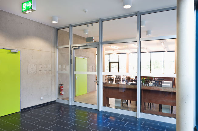 上置滑尺式闭门器 TS 5000 R 带烟感控制单元 上置滑尺式闭门器 TS 5000 R 带烟感控制单元, 安装在波恩附近的阿弗特的阿弗特艺术学院。 适用于门扇宽度最大达 1400 mm 的单扇门。