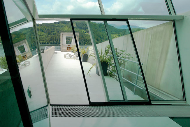 自动平移门机 Slimdrive SL 在奥地利米尔施塔特的索拉维亚别墅倾斜安装 自动直线型平移门系统 用于斜面玻璃立面