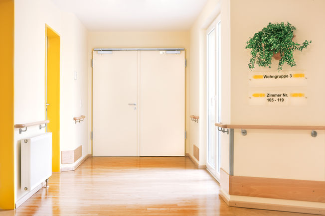 上置滑尺式闭门器 TS 5000 R-ISM, 安装在 Ronnenberg 的 Integra 疗养院内。 采用 TS 5000 R-ISM 的防火分区门，用于双扇门的滑尺式闭门器系统，具有顺闭器和烟雾开关。