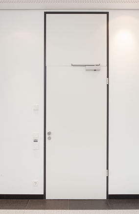闭门器 TS 3000 V und TS 5000 R 在办公室和企业楼宇中 闭门器的设计完美地融入整体设计中。 此外，它们还提供了最佳易通行性。