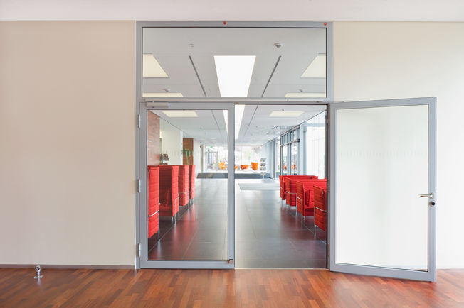 上置滑尺式闭门器系统 TS 5000 ISM, 安装在科隆的 Rheinlandhaus 中。 闭门器 用于双扇门，有顺闭器，有集成式开门阻尼，能够制动大力运动的门。