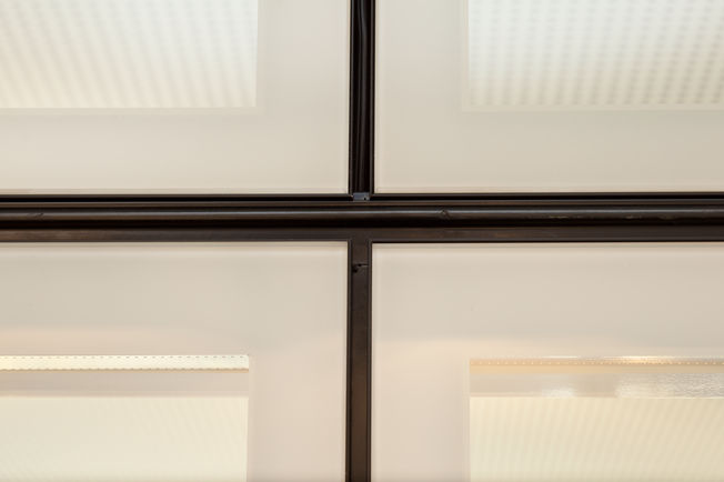 自动平移门机 Slimdrive SL NT 具有集成式全玻璃系统(IGG) 非常安静、耐磨的自动直线型滑动门系统，总体高度低，设计线条清晰，带集成式全玻璃系统 (IGG)，安装在位于 Leonberg 的 GEZE GmbH 公司大楼中