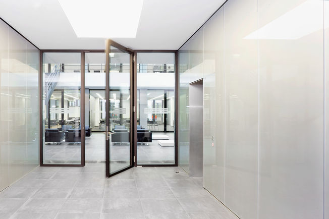 闭门器 TS 5000，安装在科隆的 Generali 公司楼宇内。 闭门器提供最佳的易通行性，此外，以极简的设计完美地融入整体设计中。TS 5000 不仅具有液压闭锁功能，还具有开门阻尼功能。