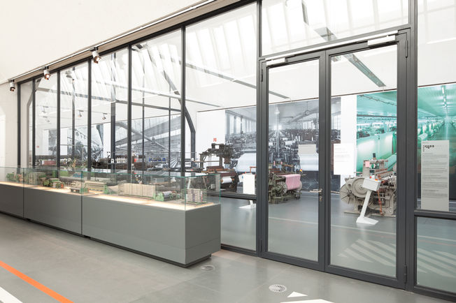 上置滑尺式闭门器系统 TS 5000 ISM, 安装在位于 Augsburg 的纺织工业博物馆。 闭门器 用于双扇门，有顺闭器，有集成式开门阻尼，能够制动大力运动的门。