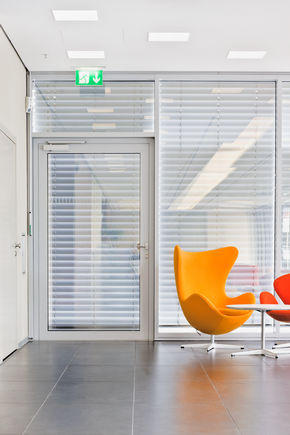 闭门器 TS 5000 安装在科隆的 Rheinlandhaus 中。 闭门器提供最佳的易通行性，此外，以极简的设计完美地融入整体设计中。 TS 5000 不仅具有液压闭锁功能，还具有开门阻尼功能。