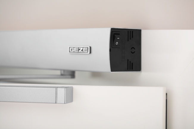 ECturn 平开门机 自动平开门机 ECturn，用于无障碍进入单扇门，电闭锁和障碍物探测功能通过触摸检测障碍物，并停止打开和关闭过程