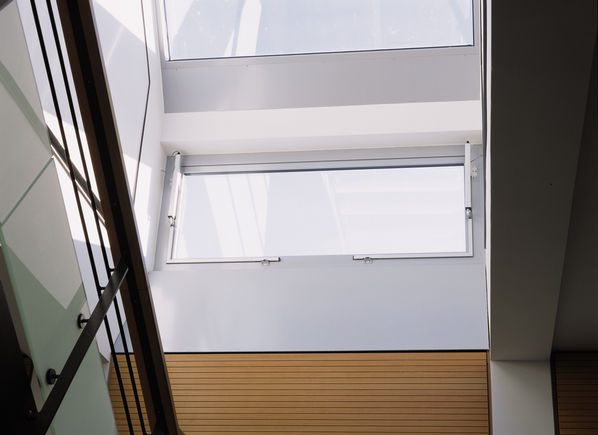 Smoke and heat extraction system opening and locking system 110 NT in use in the equestrian arena HWA in Affalterbach Allows you to open and lock outward-opening windows, natural ventilation, smoke and heat extraction system (RWA), natural smoke and heat exhaust ventilation device (NRWG)