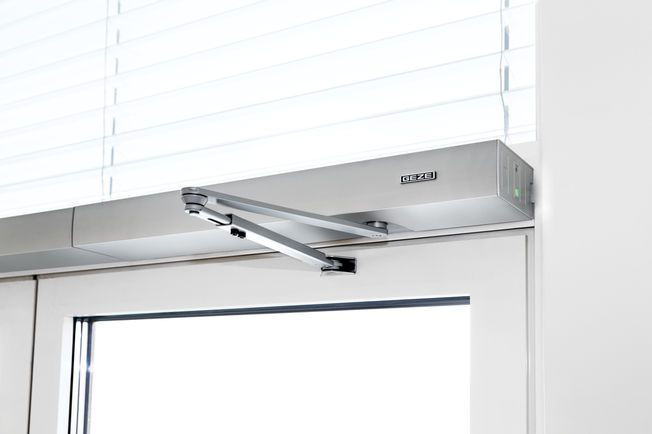 Powerturn 用于最重达 600 kg 的门的机电平开门机 丹麦残疾人协会中的 Powerturn，丹麦 Taastrup