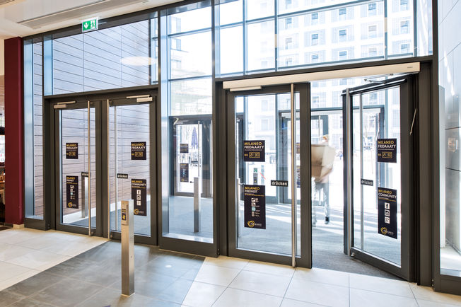 上置滑尺式闭门器 — TS 5000 和平开门机/闭门器 - TSA 160 NT IS/TS, Milaneo 该 TS 5000 为游客提供易通行性，重门可以减慢速度合上，从而几乎无声地关闭。 TSA 160 NT IS/TS 也具有这些特点，因为它具有推即走功能。