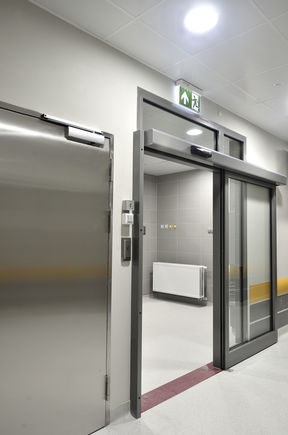 闭门器 TS 3000 在医院中 闭门器 TS 3000 完美融入整体设计中，安装于波兰华沙儿童医院。
