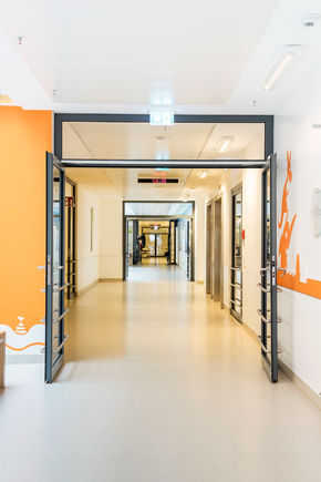 上置滑尺式闭门器 TS 5000 R-ISM, 安装在 斯图加特的 Olgahospital 医院。 采用 TS 5000 R-ISM 的防火分区门，用于双扇门的滑尺式闭门器系统，具有顺闭器和烟雾开关。