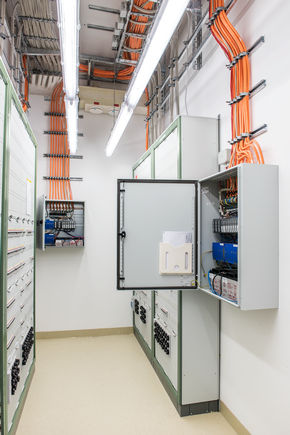 MBZ 300 N72, Olgahospital 医院 即使是最复杂的排烟排热系统应用场景，如 Olgahospital 医院，制模块化应急电源中央单元 MBZ 300 也能胜任各种任务。 安全可靠——在火灾和日常通风模式中都是如此。