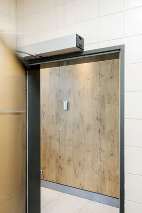 斯图加特 Möhringen 麦当劳分店 LS 990 肘触开关，带平开门机 Powerturn F/R，在相对而设的墙壁上，在位于斯图加特 Möhringen 的麦当劳店内。