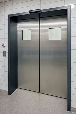Automatic view window sliding door in the kitchen entrance – quiet, comfortable, and safe. Photo: Lorenz Frey for GEZE GmbH