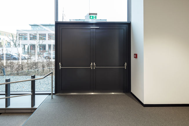 The double-leaf full panic emergency exits are also integrated into the building management technology. Photo: Jürgen Pollak for GEZE GmbH