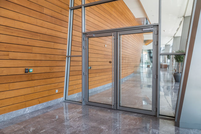 Double-leaf manual swing door, closed.