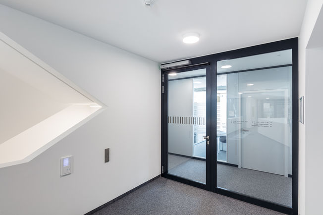 Powerturn F/R with LS 990 Powerturn F/ R: Electromechanical swing door drive with integrated smoke switch with elbow switch LS 990 to activate automatic doors.