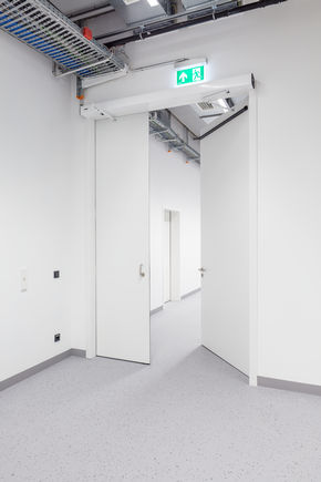 自动门门机 Powerturn IS/TS 半自动系统，主动扇具有平开门机，从动扇具有闭门器，内置机械闭锁，在关闭位置之前加速门，具有障碍物探测功能。