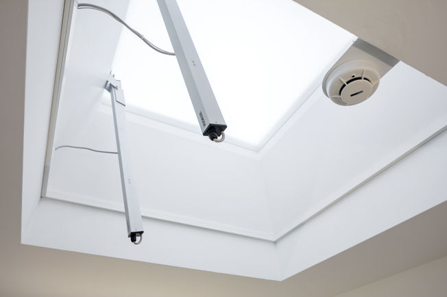 Spindle drive E 250 NT installed in an office building The E 250 NT is a compact spindle drive with a large area of application, such as smoke and heat extraction and natural ventilation for direct opening in façade and roof areas. In addition, it can also be installed on inward opening and outward-opening windows with bottom-hung, top-hung and side-hung leaves.