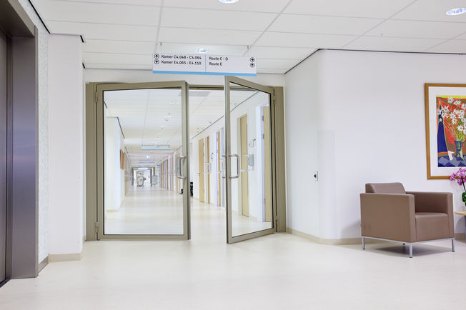 停门功能 Boxer 3-6 E-ISM, MST Enschede 隐藏式闭门器系统，用于带顺闭器和电子停门装置的双扇门