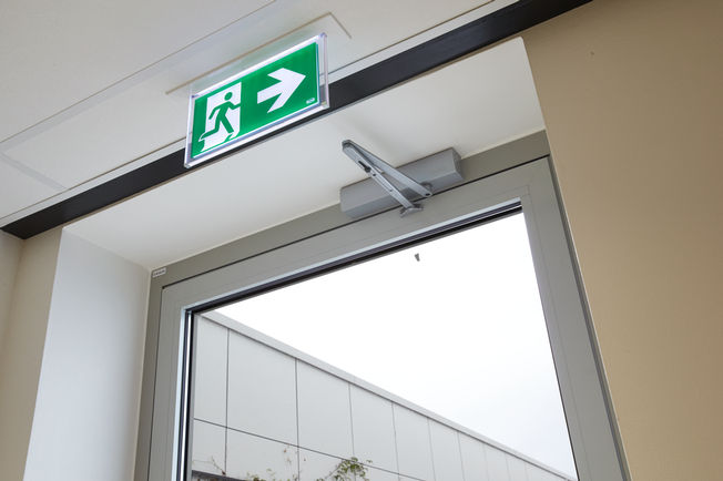 闭门器 TS 4000 在 MST Medisch Spectrum Twente 中 盖泽闭门器 TS 4000，带折臂，位于单扇门上。 闭锁位于折臂上方，有集成式的开门阻尼和闭门力显示，也适合防火隔烟门。