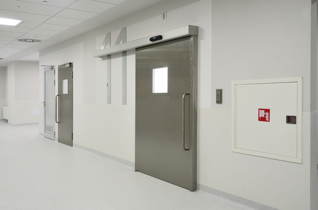 儿童纪念健康研究所的卫生门 波兰华沙儿童纪念健康研究所走廊中的手术室门。 健康事业中的卫生门、门、窗和安全技术，用于医院。
