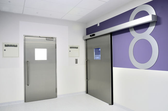 儿童纪念健康研究所的卫生门 波兰华沙儿童纪念健康研究所走廊中的手术室门。 健康事业中的卫生门、门、窗和安全技术，用于医院。