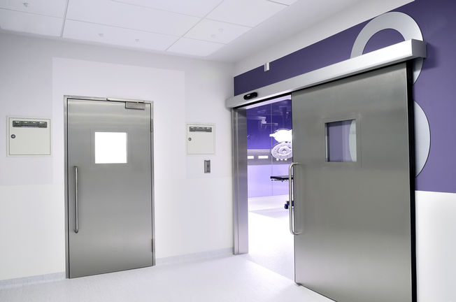 儿童纪念健康研究所的卫生门 波兰华沙儿童纪念健康研究所走廊中的手术室门。 健康事业中的卫生门、门、窗和安全技术，用于医院。