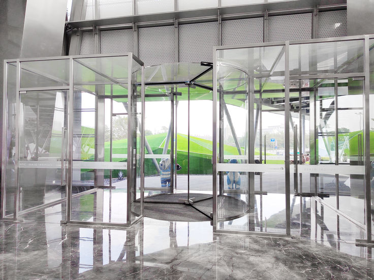 TSA 325 GG drive in the suspended ceiling The overhead drive is mounted under a suspended ceiling