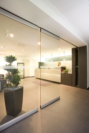 Manual sliding wall system Transparent room design and rooms flooded with light: with GEZE MSW systems. Consisting of swing doors and sliding panels with different design lines: Classicline, Pureline and Protectline.