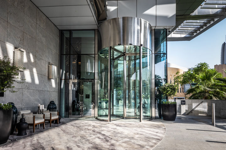 Automatic revolving doors for high walking comfort and accessibility.