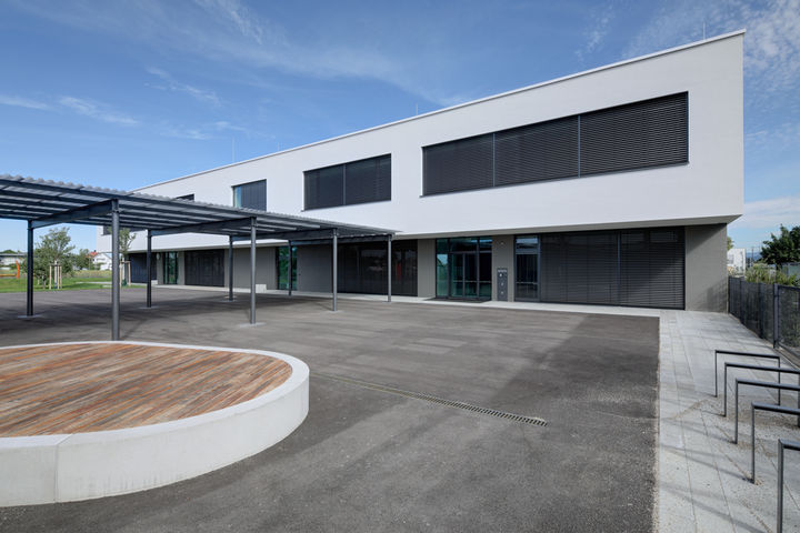 配备有盖泽门禁控制系统的Rheinhausen小学外观