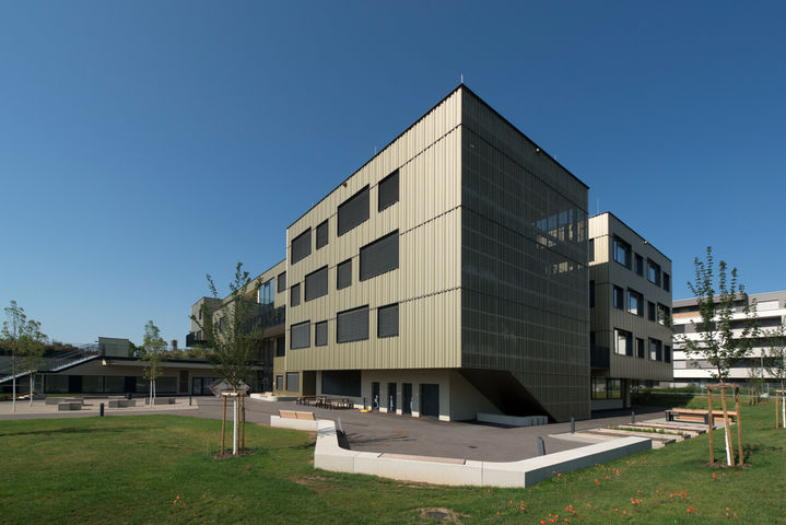 Exterior view of the Grundäckergasse secondary school centre in Vienna