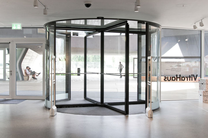 维特拉博物馆使用的盖泽旋转门