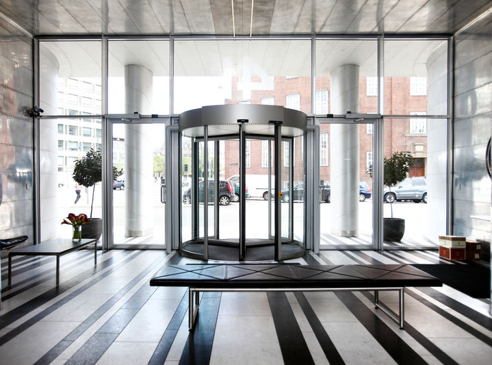 GEZE  TSA 325 NT Automatic revolving door in the Ørstedhus, Copenhagen