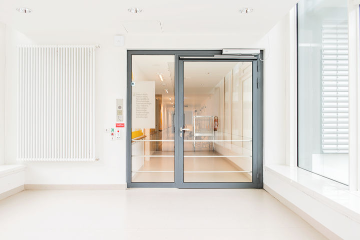 GEZE swing door drive - Slimdrive EMD-F with emergency exit control TZ 320 in the Olgahospital/Frauenklinik Stuttgart