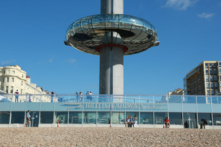 玻璃幕墙的 British Airways i360 观测塔，外景。